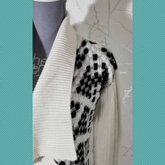 Romeo + Juliet Couture White & Black Checkered Knit Waterfall Cardigan - Picture 2 of 6